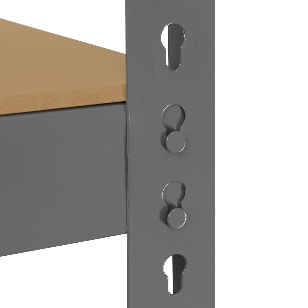 Graues Monster Racking Q-Rax Lagerregal mit stabilen Metallstreben und einem hellen Holzregalboden, ideal für Lagerung und Organisation