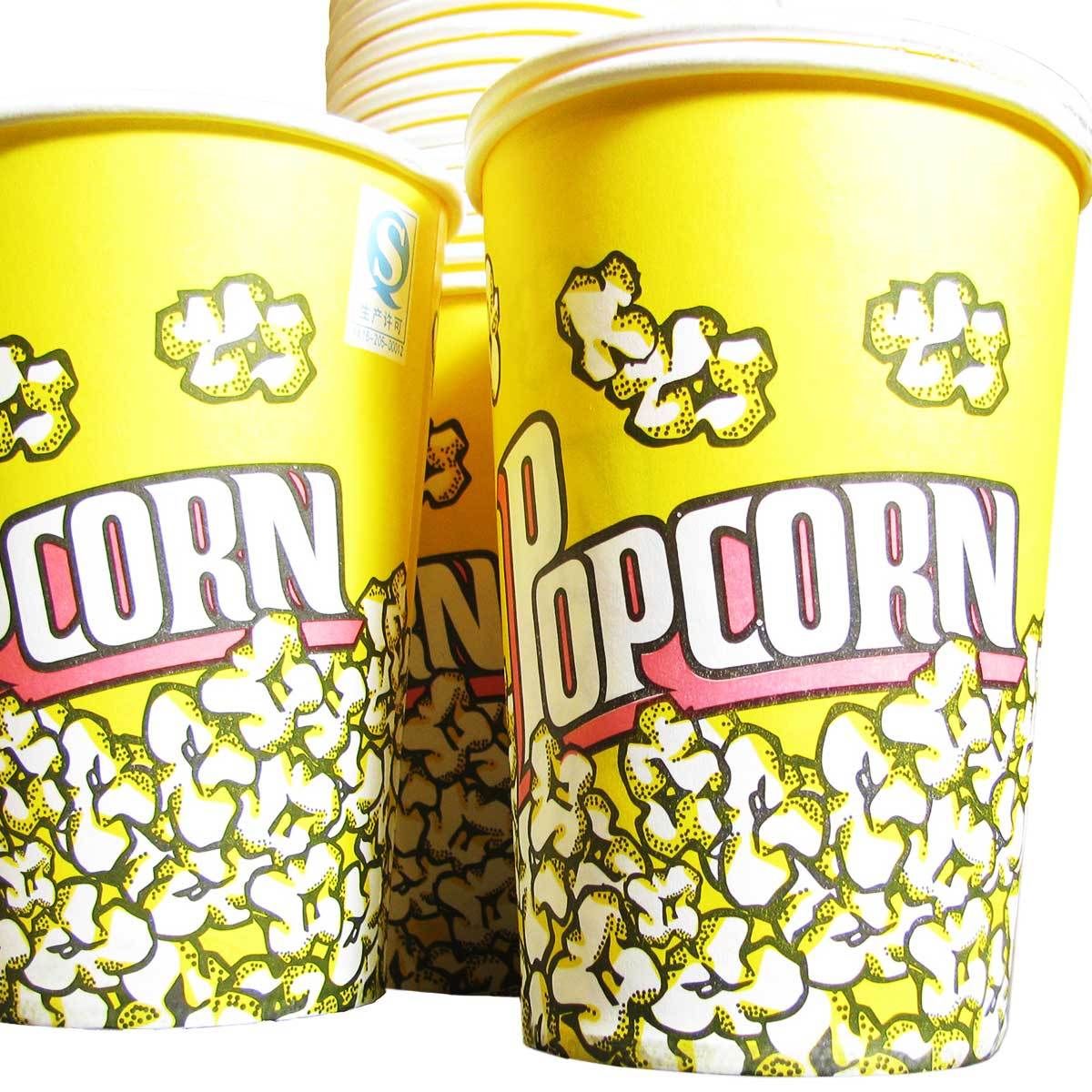 Bunte, gelbe Popcorn-Kartons mit fröhlichem Design, gefüllt mit frischem, knusprigem Popcorn, ideal für Partys und Veranstaltungen