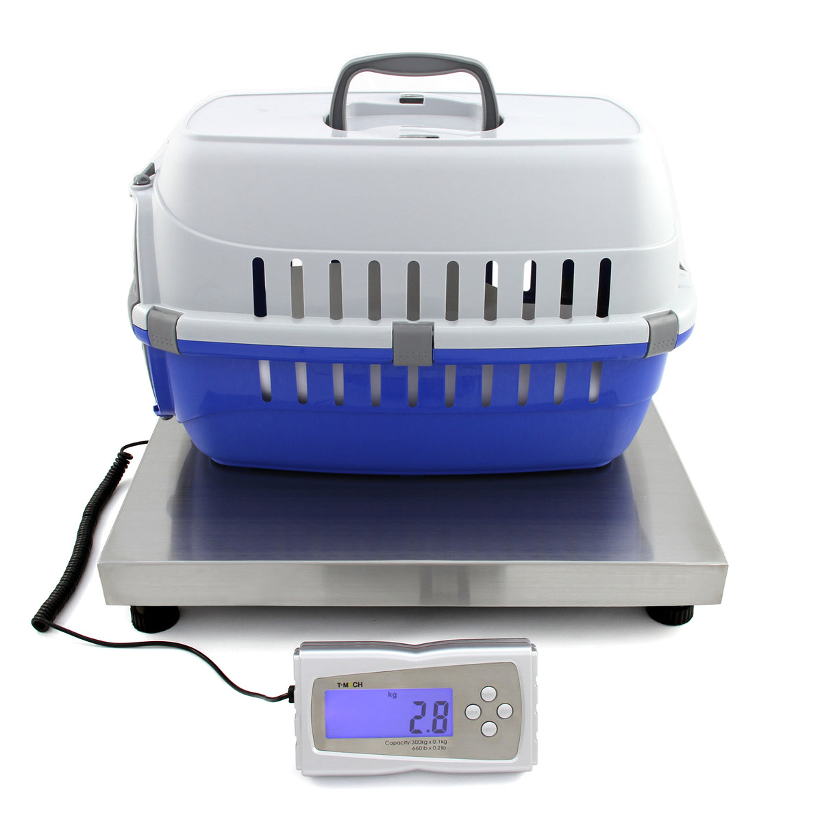 Die T-Mech 50cm x 50cm Tier-Waage zeigt eine blaue Transportbox auf einer Edelstahl-Plattform mit digitalem Display, das 2,8 kg anzeigt