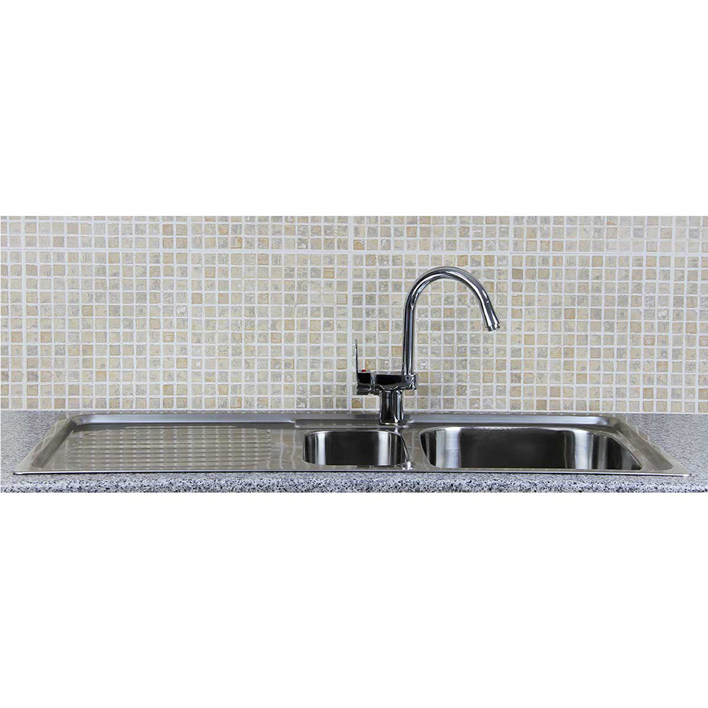 Elegante KuKoo Premium Edelstahl Einbauspüle mit zwei Becken und glänzendem Confetti Wasserhahn, umgeben von einer hellen, gemusterten Fliesenwand