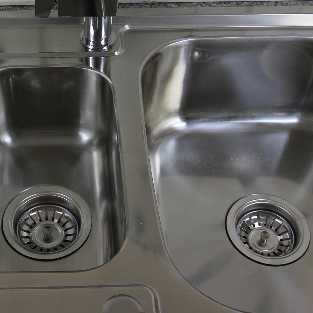 Hochwertige Edelstahl Küchenspüle mit zwei Becken, glänzender Oberfläche, runden Abflüssen und modernem Design, ideal für jede Küche