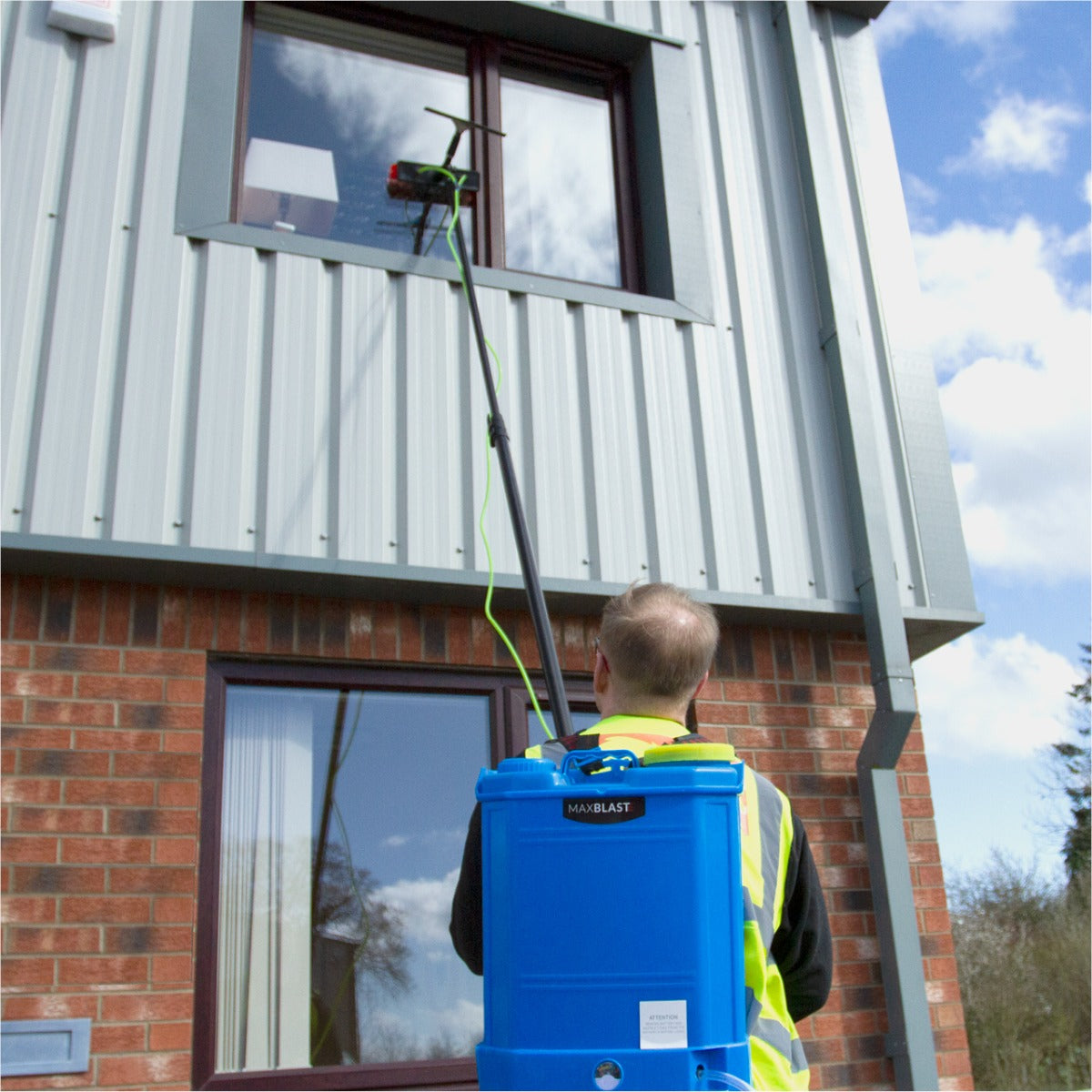 Tragbares Fensterreinigungsset in Blau mit 16L Wassertank und 6,14m langer Reinigungsstange, ideal für hohe Fenster und einfache Handhabung