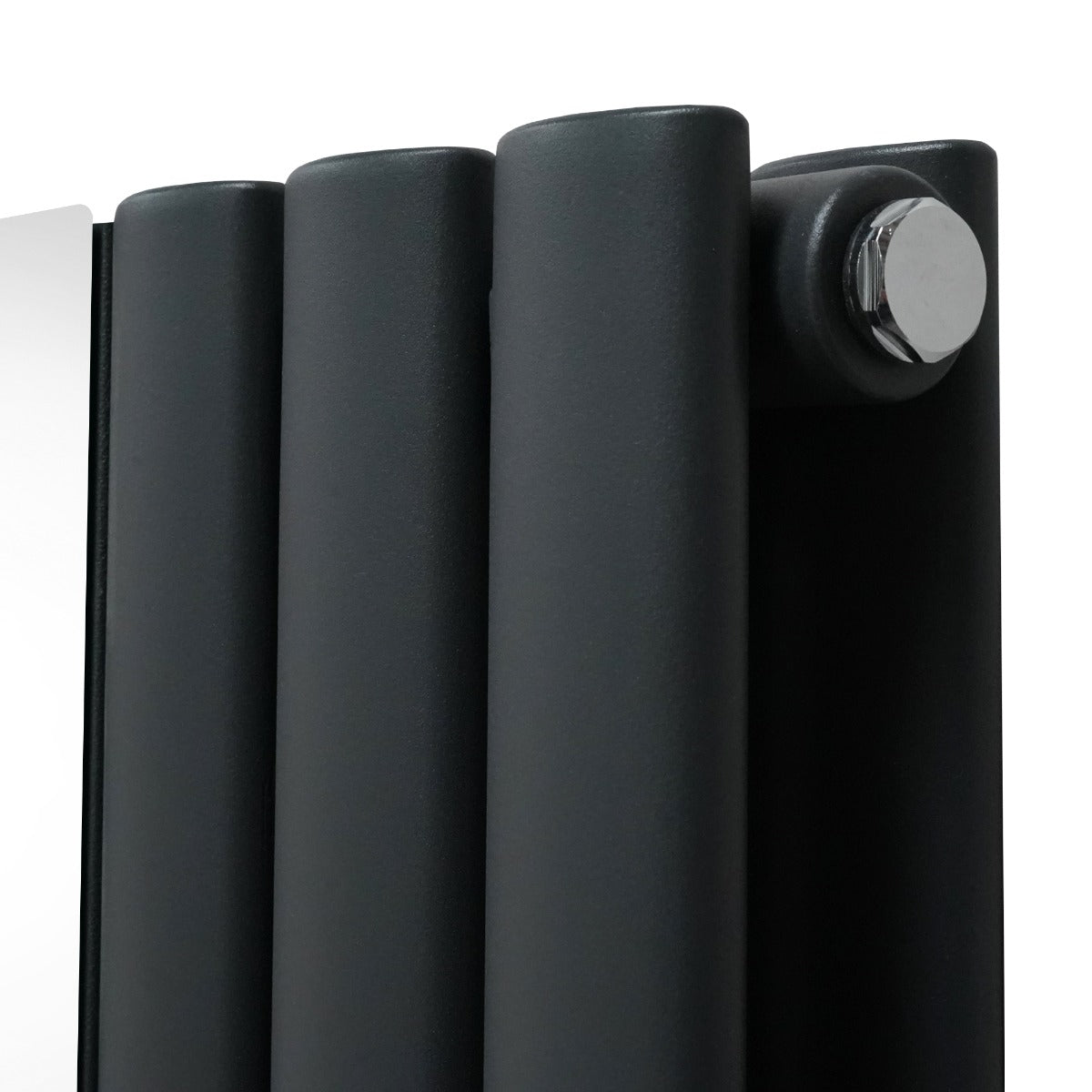 Ovaler Röhrenheizkörper in Anthrazitgrau mit glatten, runden Röhren und einem glänzenden Chrom-Thermostatventil, ideal für moderne Badezimmergestaltung