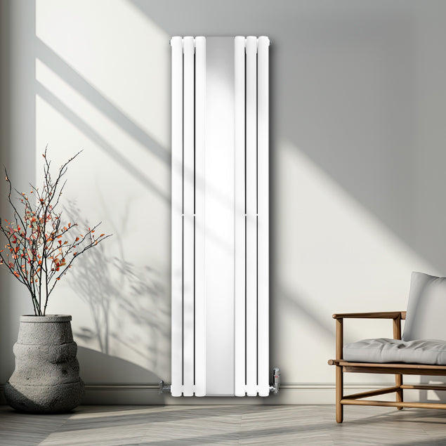 Ovaler weißer Röhrenheizkörper mit Chrom-Thermostatventilen, elegant an einer Wand montiert, umgeben von natürlichem Licht und minimalistischer Einrichtung