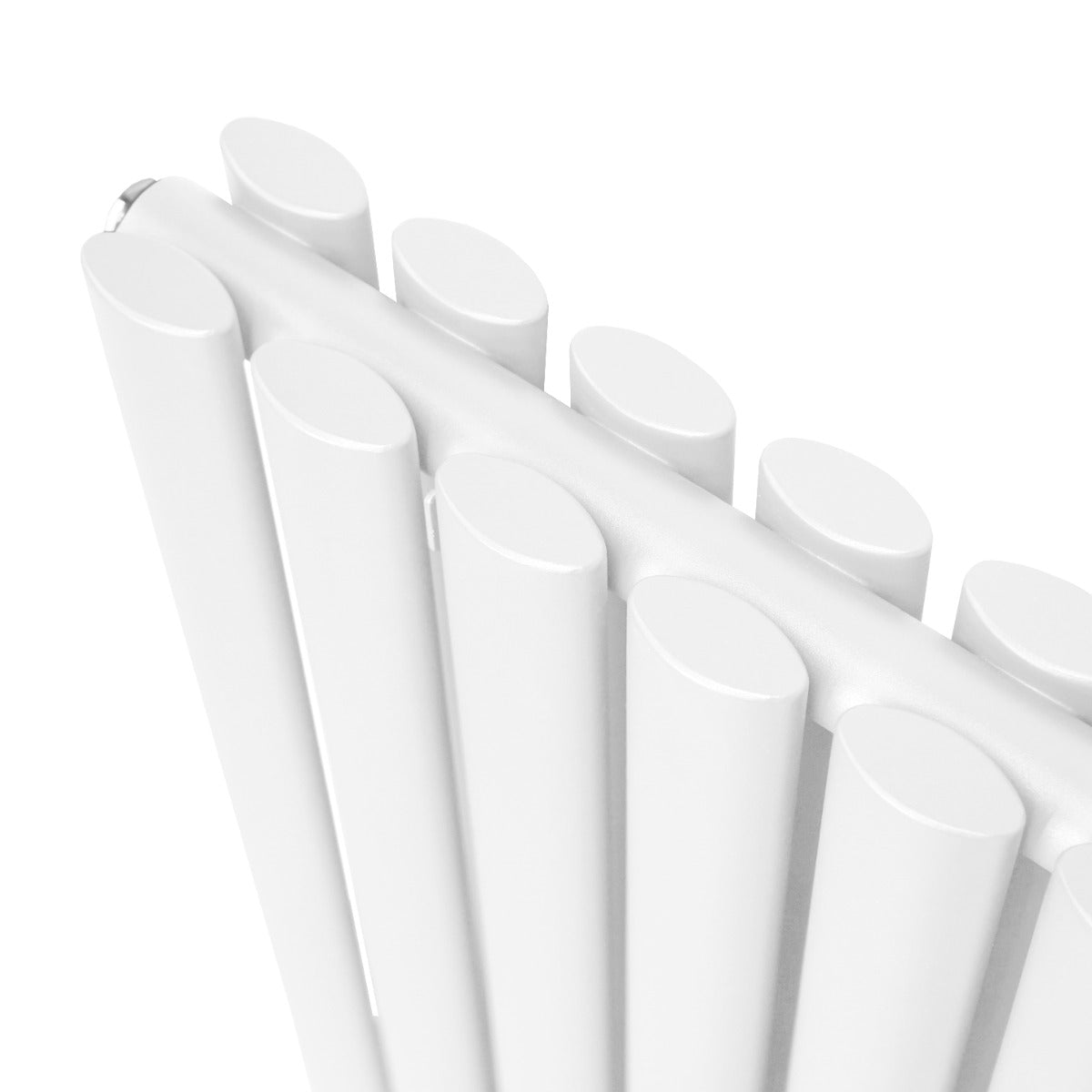 Ovaler Röhrenheizkörper in Weiß mit glatten, runden Rohren, ideal für moderne Innenräume, kombiniert mit Chrom-Thermostatventilen für elegante Wärme