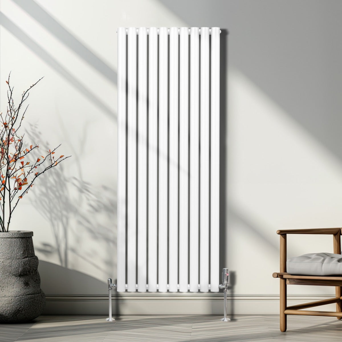 Ovaler Röhrenheizkörper in Weiß, 1600mm x 600mm, mit glänzenden Chrom-Thermostatventilen, modernes Design, vertikale Lamellen, elegante Raumgestaltung