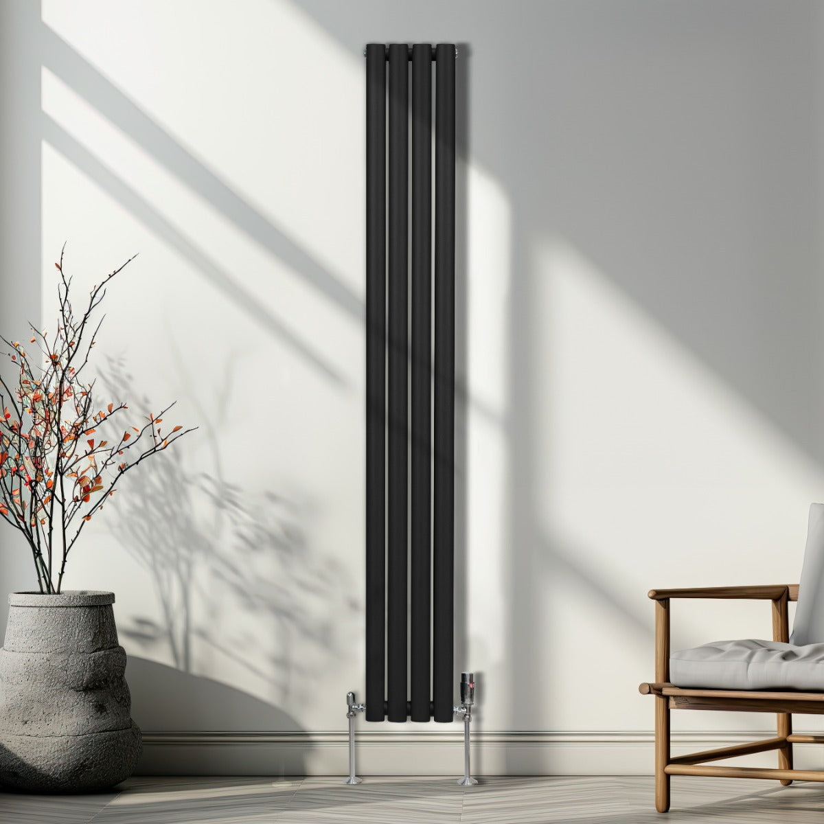 Schwarzer ovaler Röhrenheizkörper mit Chrom-Thermostatventilen, 1800mm x 240mm, elegant in modernem Raum mit natürlichem Licht und minimalistischer Einrichtung