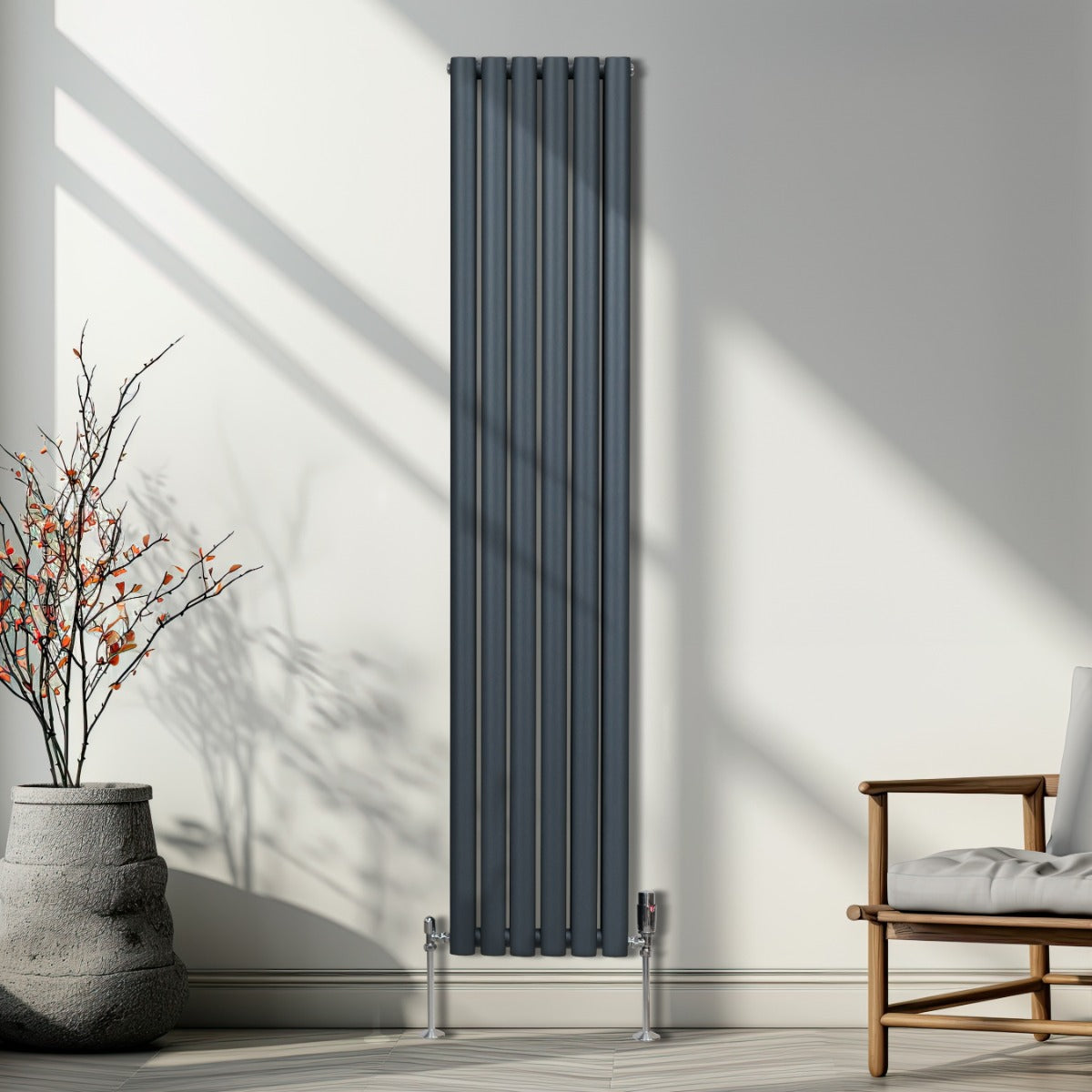 Ovaler Röhrenheizkörper in Anthrazitgrau, 1800mm x 360mm, mit glänzenden Chrom-Thermostatventilen, elegant an einer hellen Wand montiert