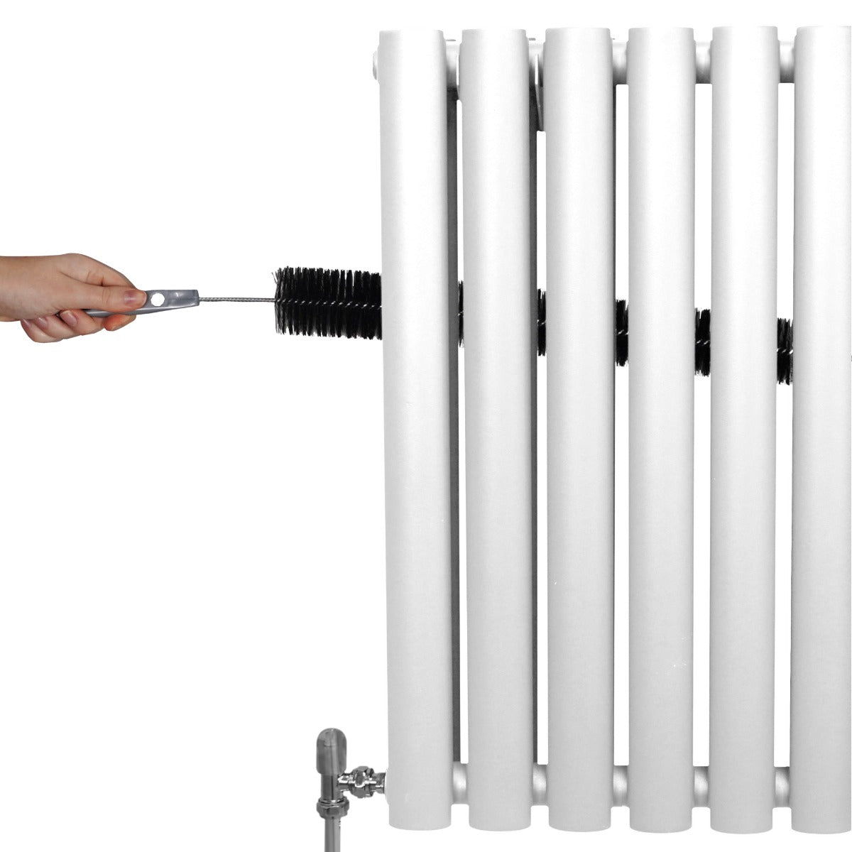 Ovaler Röhrenheizkörper in Weiß mit Chrom-Thermostatventilen, handbedient, zeigt die glatte Oberfläche und die runden Formen der Heizröhren