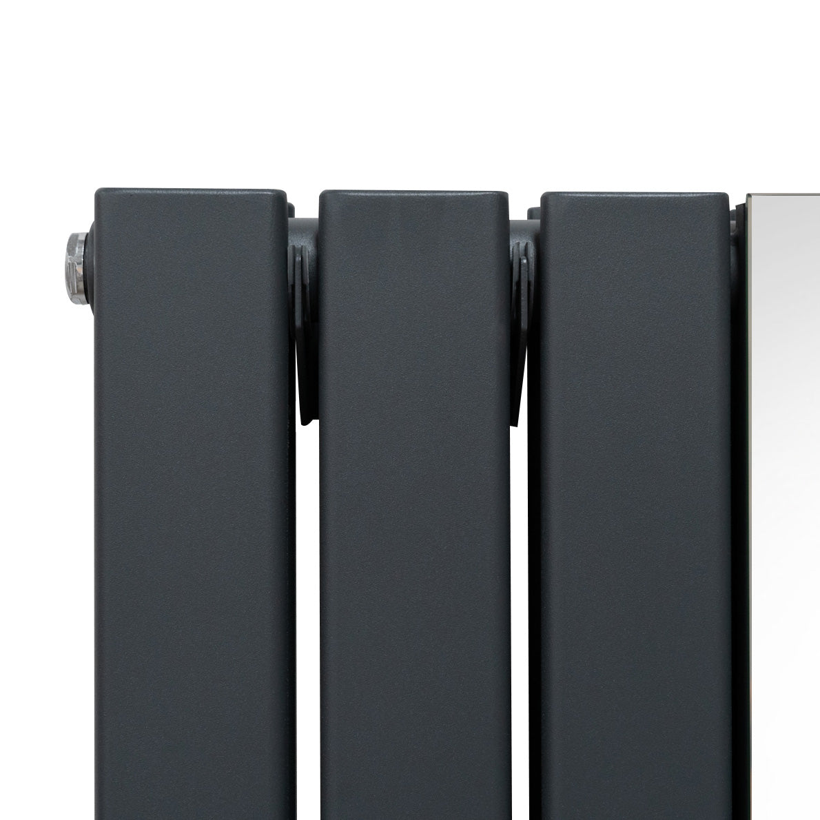 Anthrazitgrauer Heizkörper mit glattem Finish und Chrom-Thermostatventilen, elegant und modern, ideal für stilvolle Innenräume