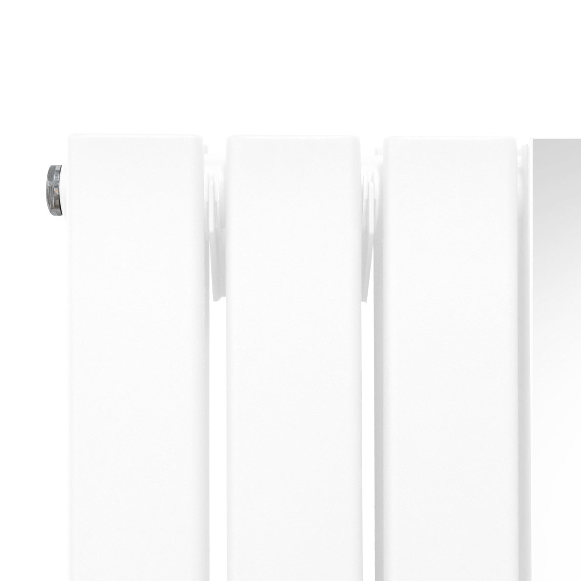 Weißer Heizkörper mit glatten, rechteckigen Lamellen und Chrom-Thermostatventilen, ideal für moderne Badezimmer und Wohnräume