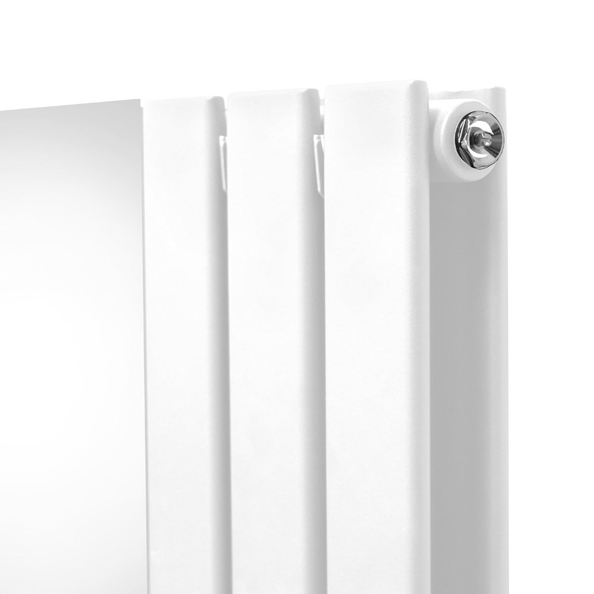 Weißer Heizkörper mit integriertem Spiegel und glänzenden Chrom-Thermostatventilen, modernes Design, 1800mm x 565mm, ideal für stilvolle Badezimmer