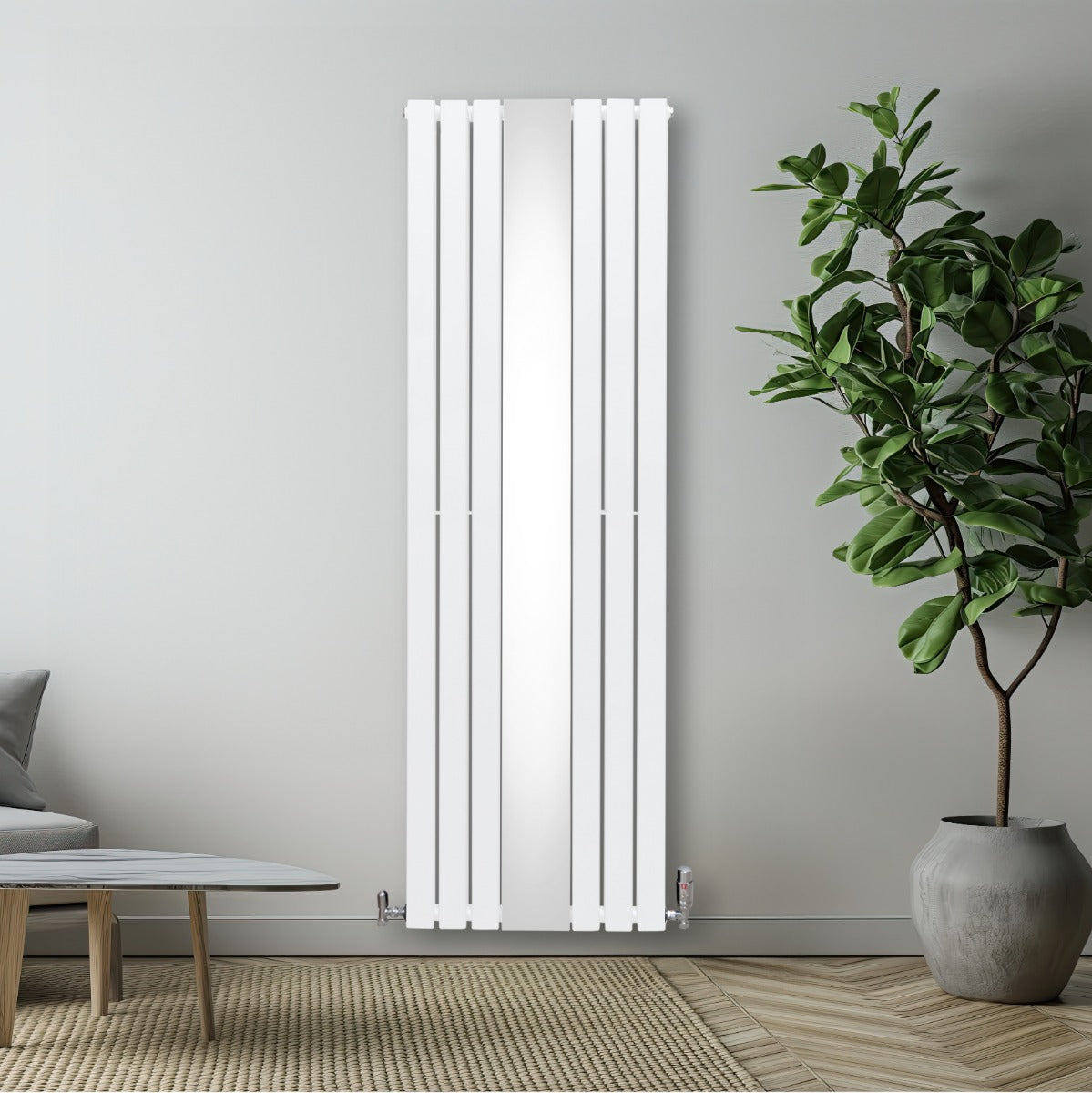 Schlanker, weißer Heizkörper mit integriertem Spiegel und verchromten Thermostatventilen, elegant an einer modernen Wand platziert, umgeben von Pflanzen