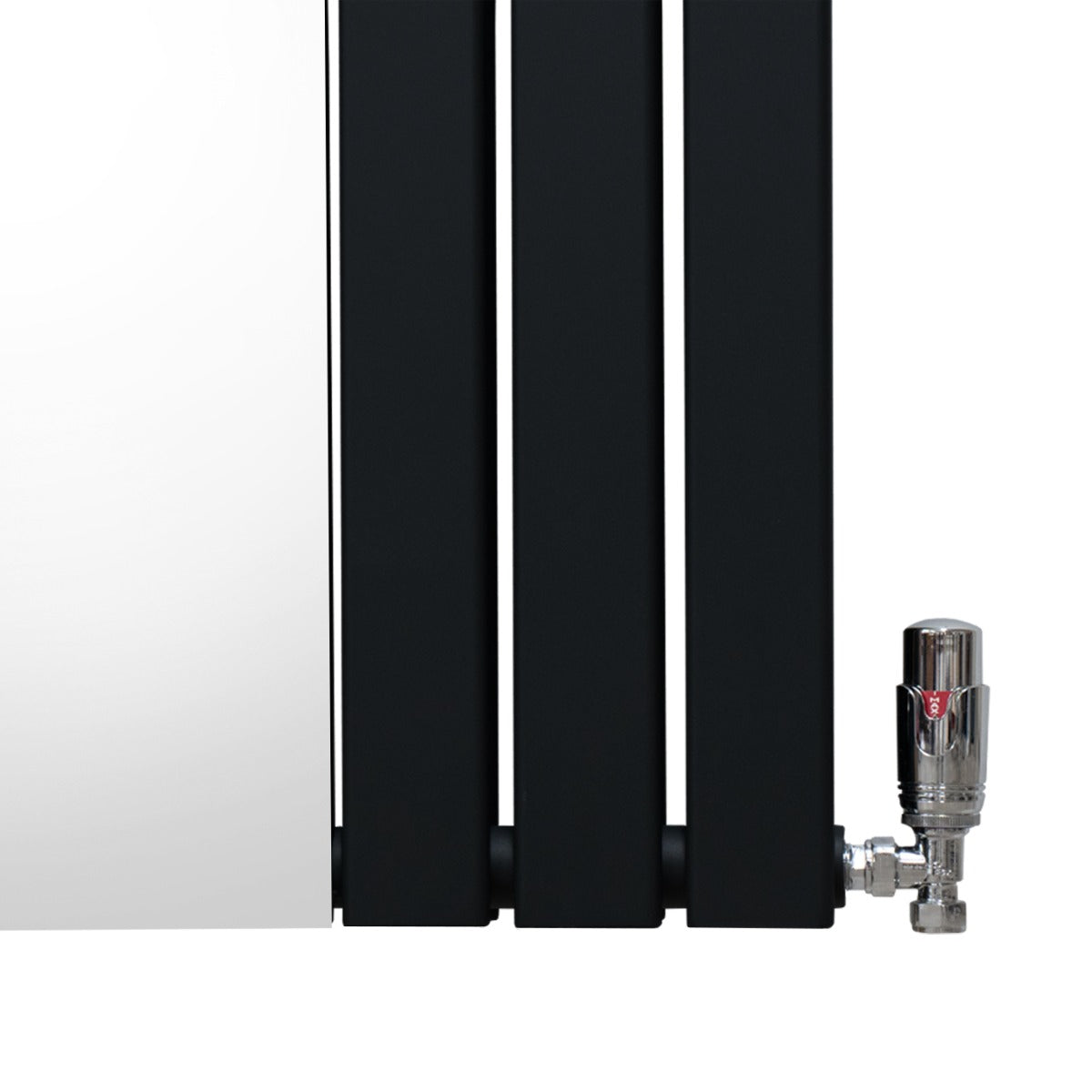 Schwarzer Heizkörper mit integriertem Spiegel und glänzenden Chrom-Thermostatventilen, modernes Design, schlanke Form und glatte Oberflächenstruktur