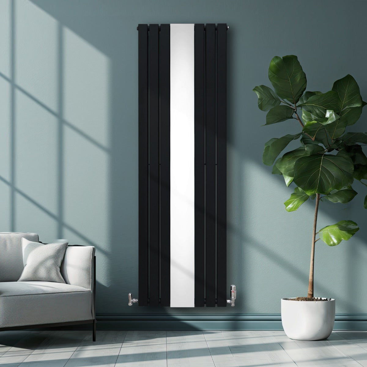 Schwarzer Heizkörper mit vertikalen Lamellen und integriertem Spiegel, ergänzt durch Chrom-Thermostatventile, ideal für moderne Innenräume