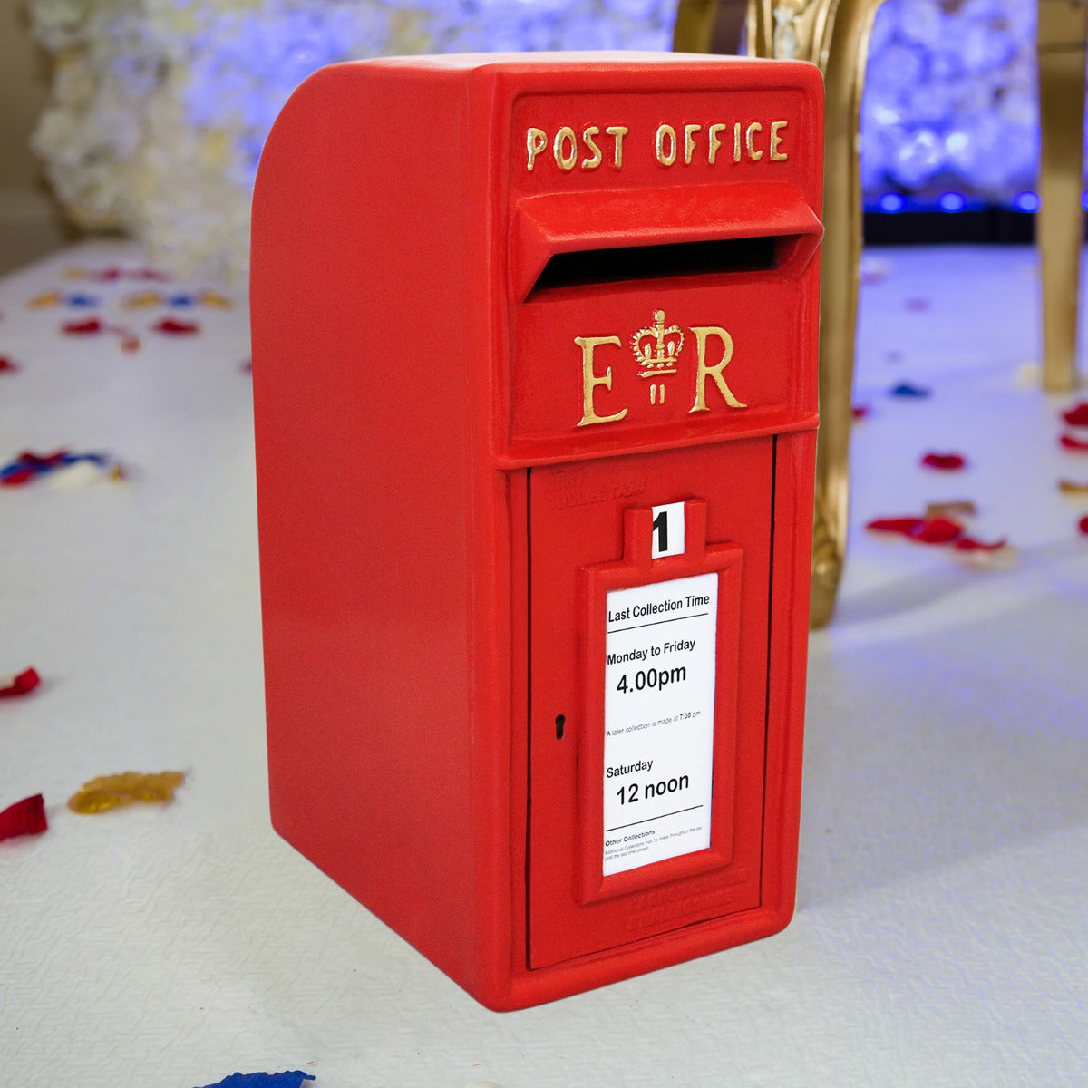 Roter Briefkasten im englischen Stil mit goldenen Details, Post Office Aufschrift und Sammlungszeiten auf einem eleganten Untergrund