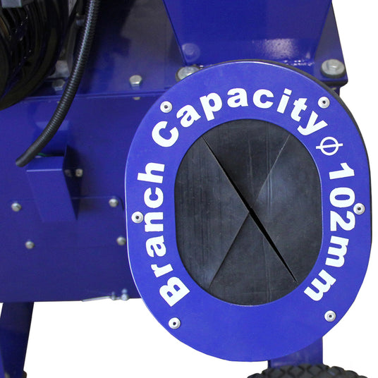 Blauer Holzzerkleinerer mit runder Öffnung, die eine maximale Astkapazität von 102 mm anzeigt, robuste Bauweise und gummierte Räder für einfache Mobilität