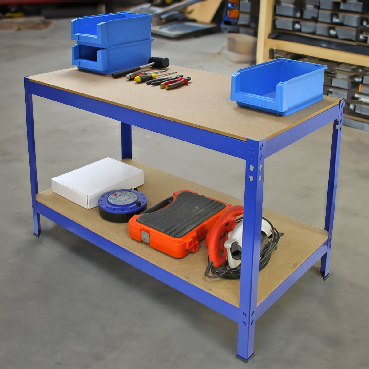 Robuste Werkbank Q-Rax in Blau mit einer stabilen Arbeitsfläche aus Holz, ausgestattet mit Werkzeugen und Aufbewahrungsboxen auf der Oberfläche