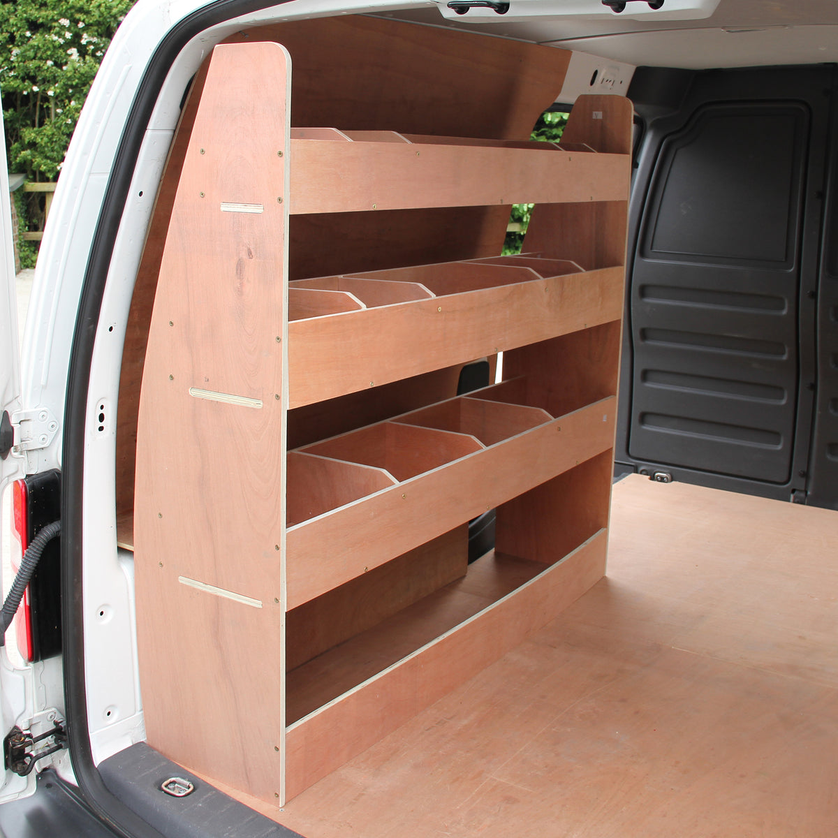 Regal für VW Caddy mit mehreren Ablagen aus hellem Holz, ideal zur Organisation von Werkzeug und Ausrüstung im Fahrzeuginneren