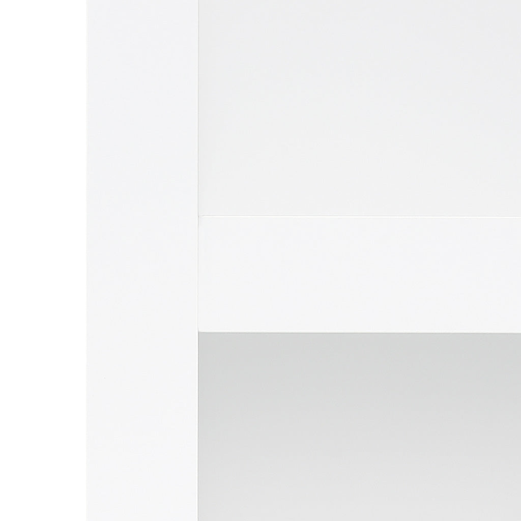 Moderne weiße Ladentheke mit Kassenblock, glatte Oberfläche, minimalistisches Design, ideal für Einzelhandelsgeschäfte und Empfangsbereiche