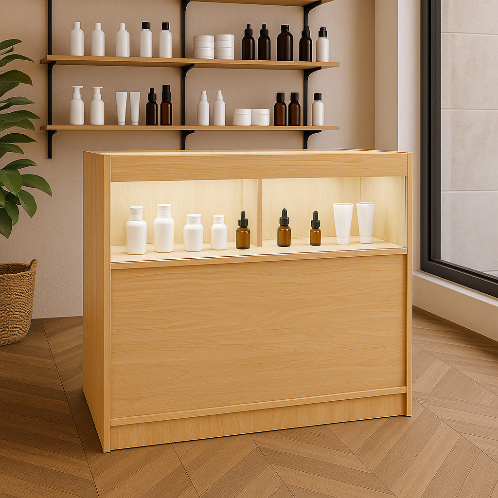 Moderne LED-Ladentheke aus hellem Ahornholz mit beleuchtetem Fach, präsentiert elegante Flaschen und Tiegel auf einer stilvollen Verkaufsfläche