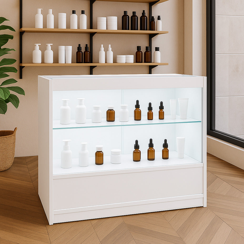 Moderne weiße LED-Ladentheke mit gläsernen Regalen, gefüllt mit braunen und weißen Flaschen, vor einer stilvollen Wand mit Pflanzen und Regalen
