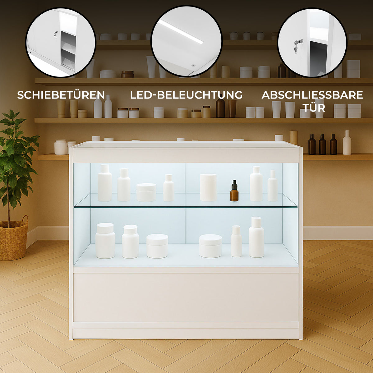 Moderne weiße LED-Ladentheke mit zwei Glasebenen, Schiebetüren und abschließbarer Tür, ideal für die Präsentation von Produkten in einem eleganten Raum