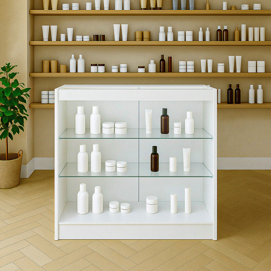 Moderne weiße LED-Ladentheke mit Glasregalen, präsentiert kosmetische Produkte in verschiedenen Formen und Größen, umgeben von einem minimalistischen Raumdesign