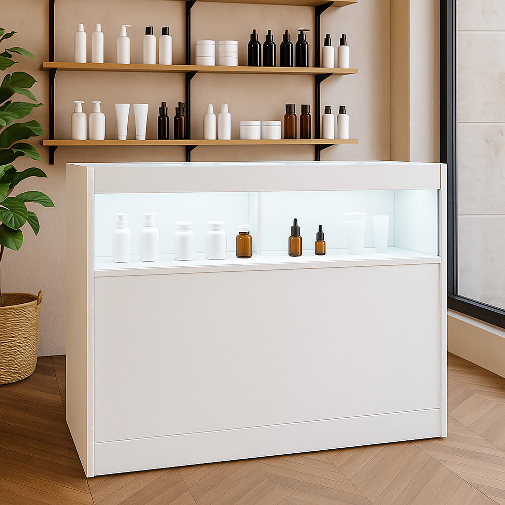 Moderne, weiße LED-Ladentheke mit glatter Oberfläche, beleuchtet und dekoriert mit verschiedenen Flaschen und Behältern auf einem eleganten Holzregal