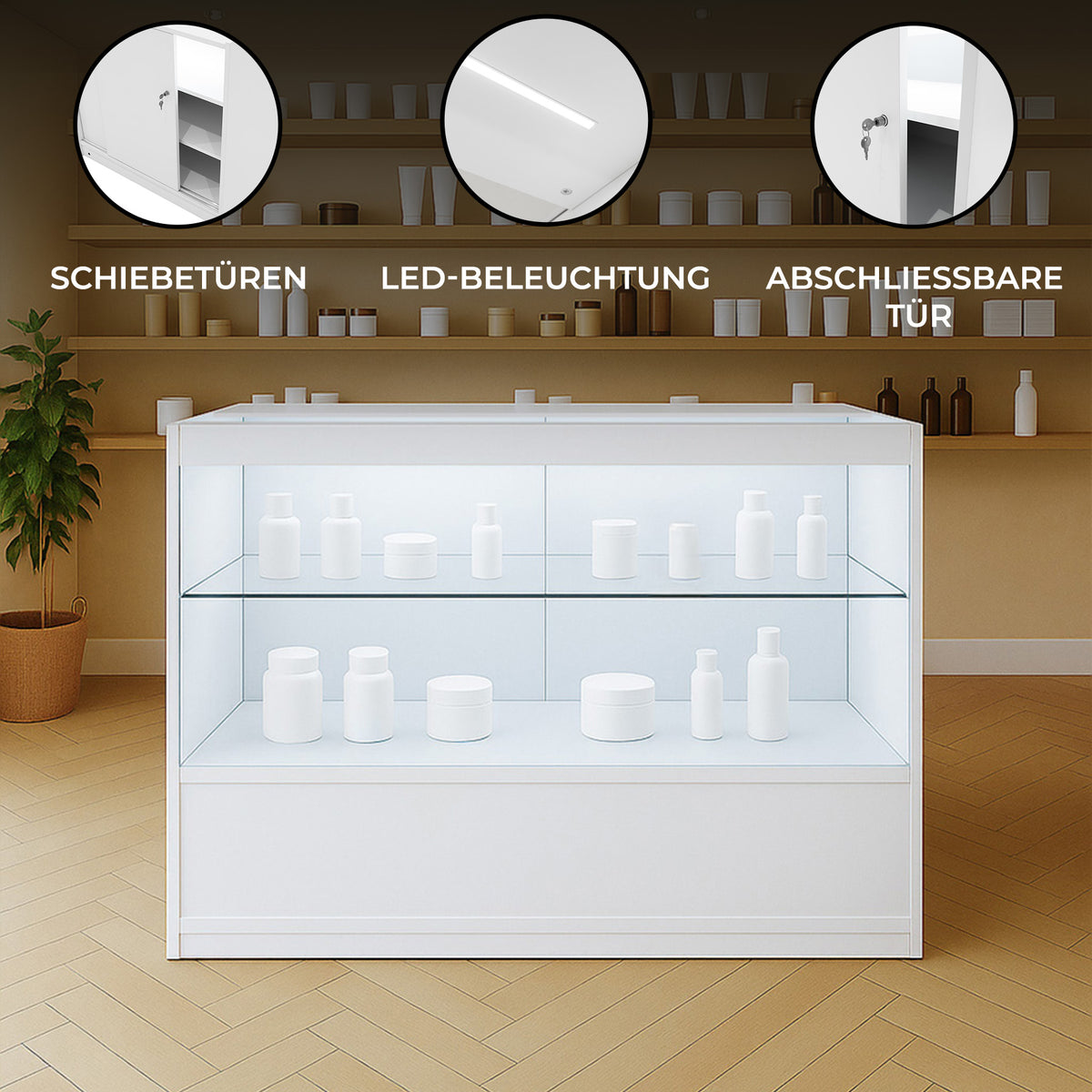 Weiße LED-Ladentheke mit Schiebetüren, Glasregalen und abschließbarer Tür, ideal für die Präsentation von Produkten in einem modernen Verkaufsraum