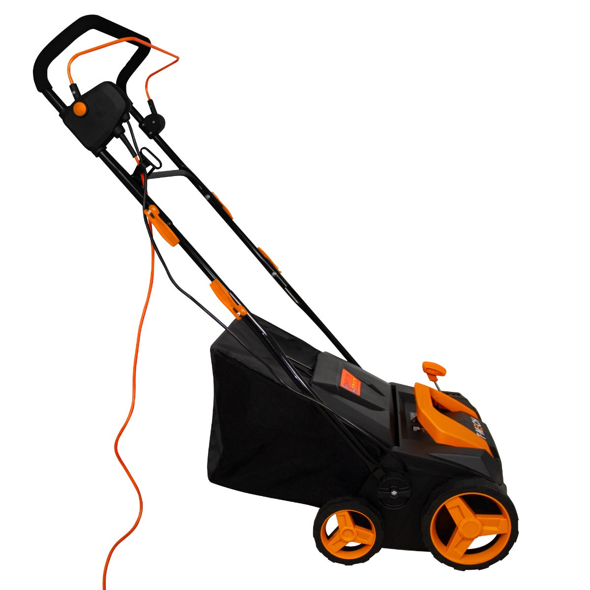 Schwarzer T-Mech Staubsauger für Kunstrasen mit orangefarbenen Akzenten, robustem Griff und großen Rädern für einfache Manövrierbarkeit