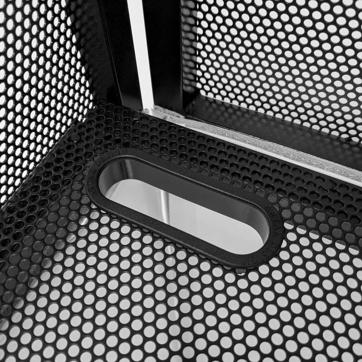 Schwarze DJ Booth Kabine mit runder, verspiegelter Öffnung und perforierter Metalloberfläche, ideal für Veranstaltungen und Partys