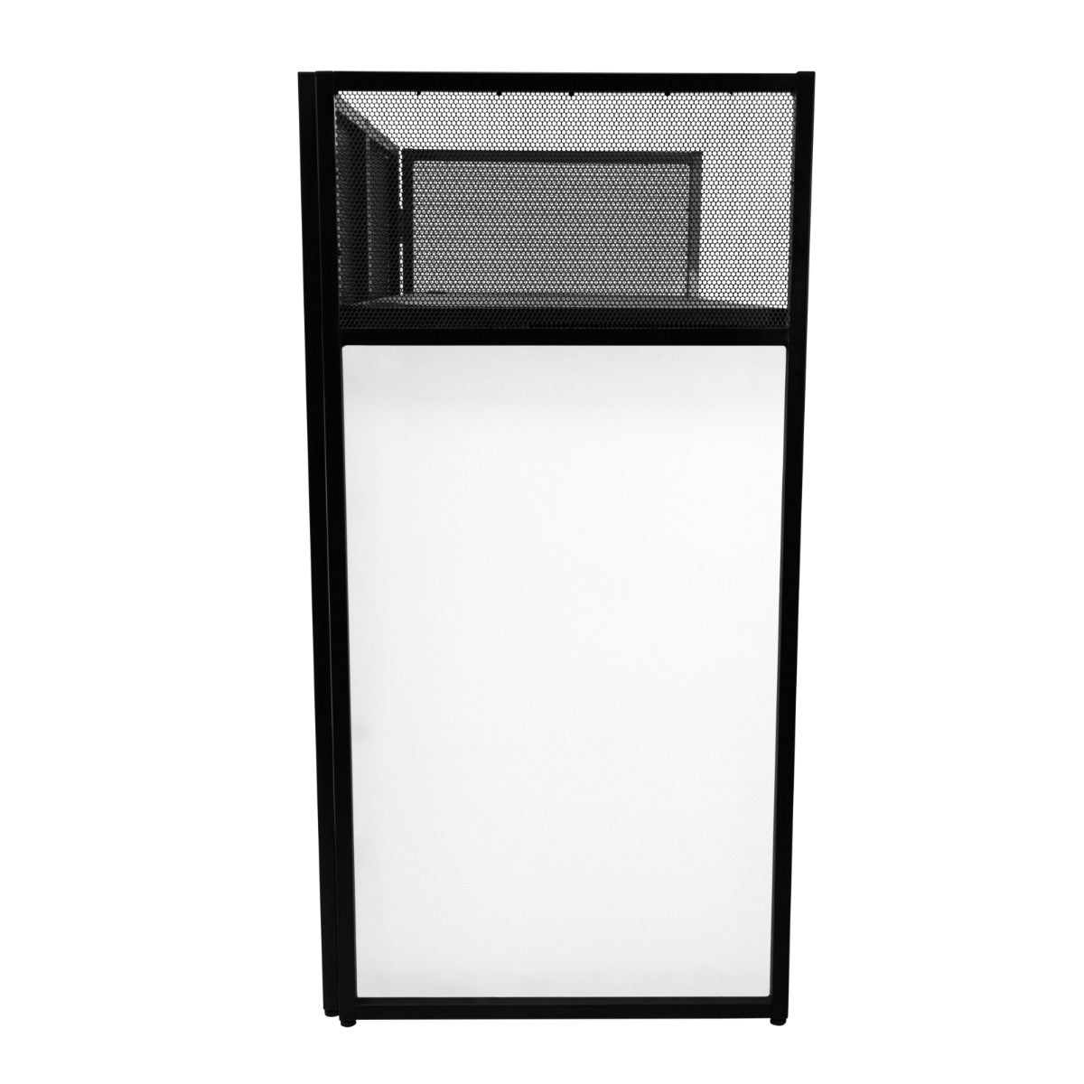 Schwarze DJ Booth Kabine mit einem stabilen Metallrahmen, Netzgitter oben und einer glatten, weißen Frontplatte für eine moderne Optik