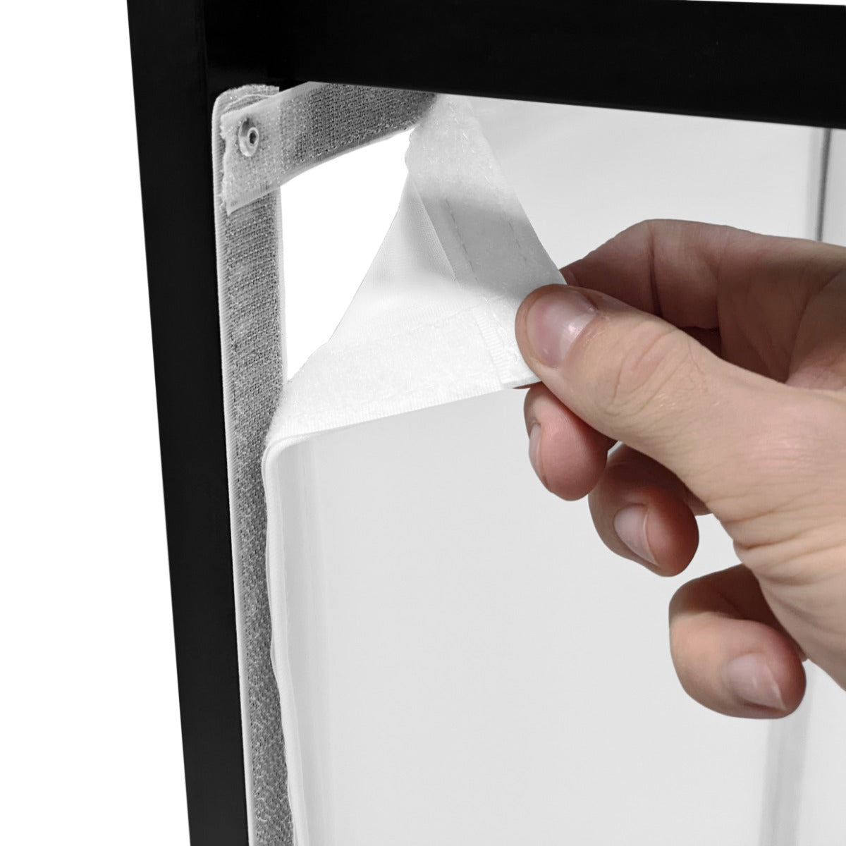 Transparente DJ Booth Kabine mit abnehmbarer, weißer Abdeckung, die an einem schwarzen Rahmen befestigt ist, ideal für Veranstaltungen und Partys