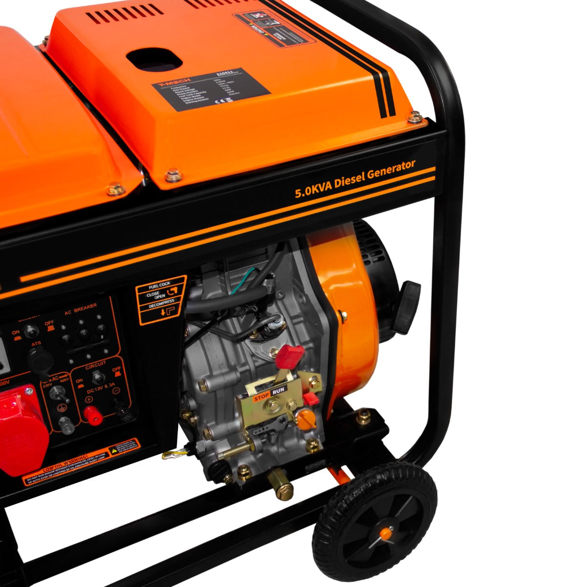 Offener Dieselgenerator in Schwarz und Orange mit 5kVA, ausgestattet mit einem robusten Motor, Steuerpanel und großen Rädern für Mobilität
