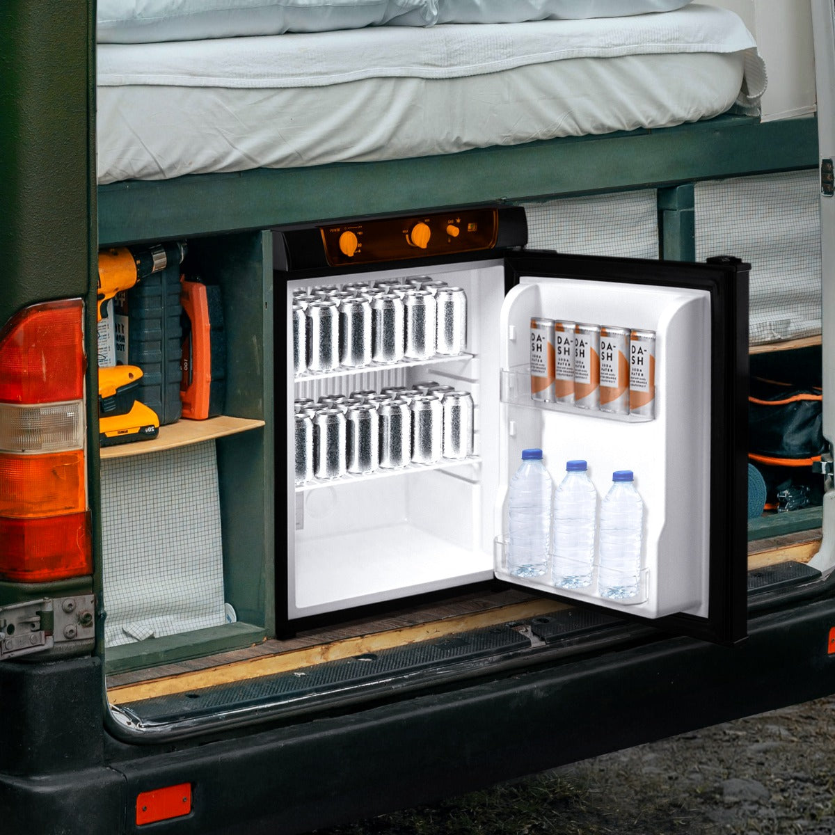 Kompakter 3-Wege-Camping Kühlschrank in Schwarz, geöffnet, mit Getränkedosen und Wasserflaschen, ideal für Outdoor-Aktivitäten und Reisen