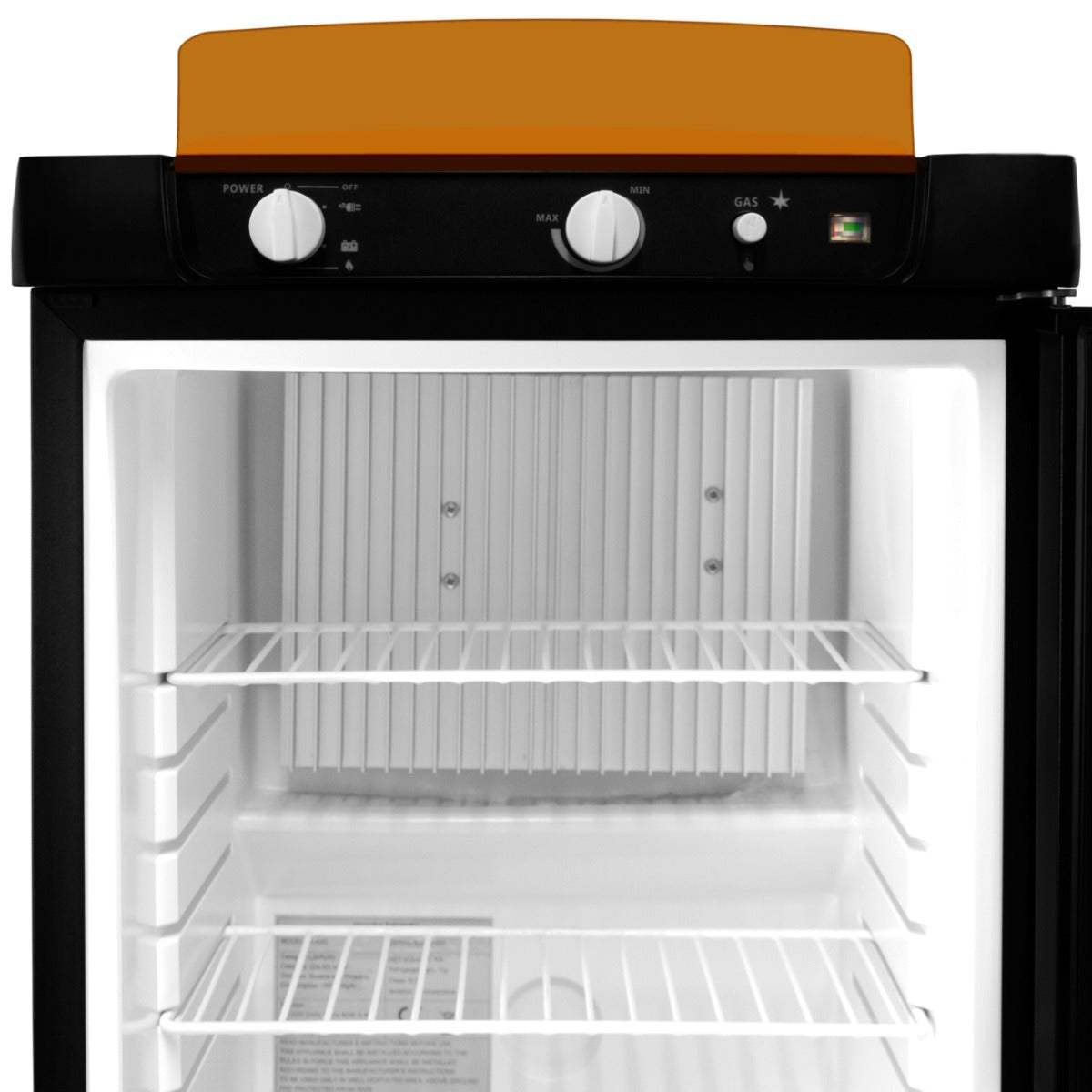 Drei-Wege-Camping Kühlschrank mit schwarzem Gehäuse, orangefarbener Oberseite und weißen Regalen, ideal für unterwegs und Outdoor-Aktivitäten