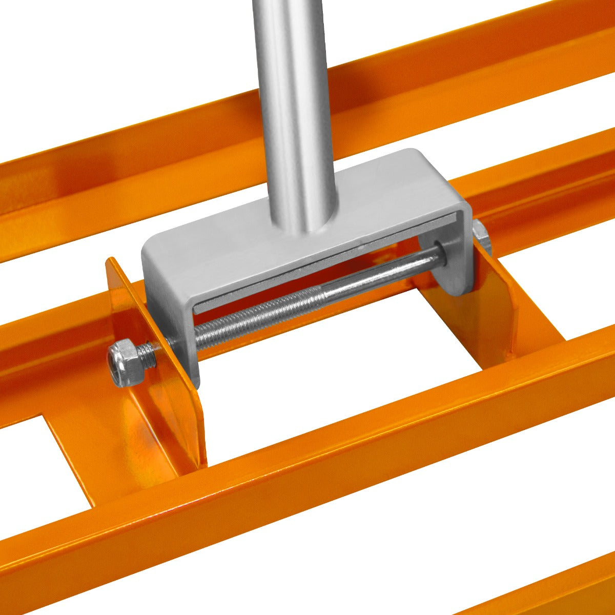 Rasenrakel in leuchtendem Orange mit robustem Aluminiumgriff und stabiler Halterung, ideal für das glatte Verteilen von Rasen und Erde