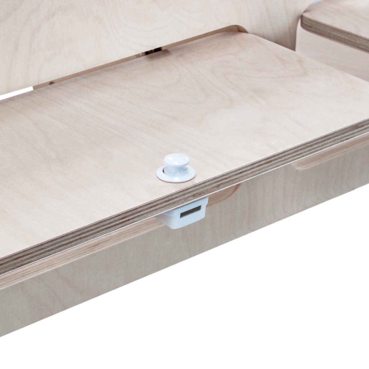 Hängeschrank aus hellem, glattem Holz mit zwei Ablageflächen, einem weißen Knopf und einem minimalistischen Design, ideal für Wohnwagen