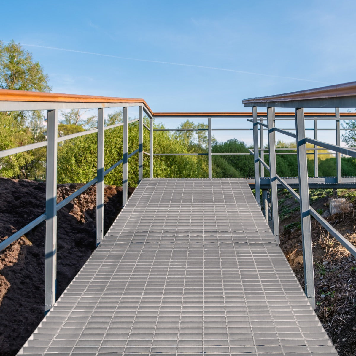 Verzinkte Gitterroste in der Größe 1000mm x 600mm, mit rutschfester Oberfläche und stabilen Metallrahmen, ideal für sichere Gehwege im Freien