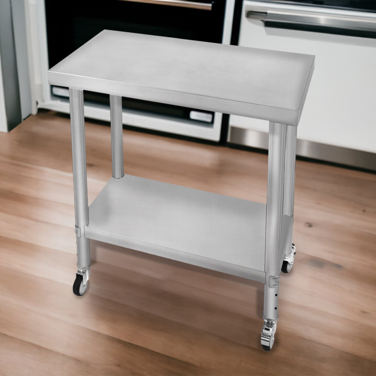 Edelstahl Arbeitstisch mit einer glatten, silbernen Oberfläche, zwei Ebenen und Rollen für einfache Mobilität, ideal für Küchen und Werkstätten