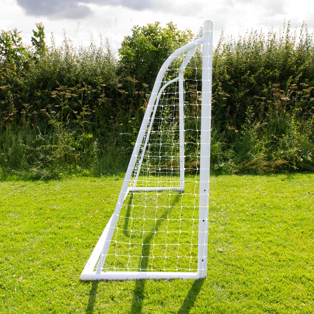 Weißes Fußballtor mit Netz, 3,6m x 1,8m, auf grünem Rasen, ideal für Training und Freizeit, inklusive Tragetasche und Torwand