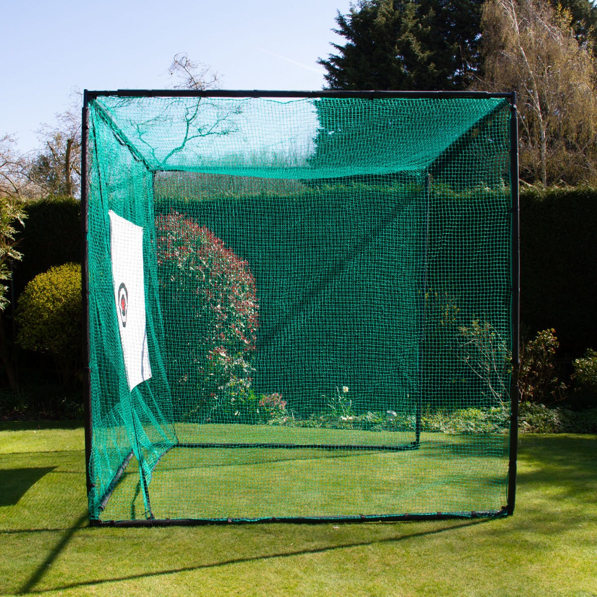Grünes Golfkäfignetz mit stabiler schwarzer Rahmenstruktur und Zielscheibe, ideal für das Üben von Golfabschlägen im Garten