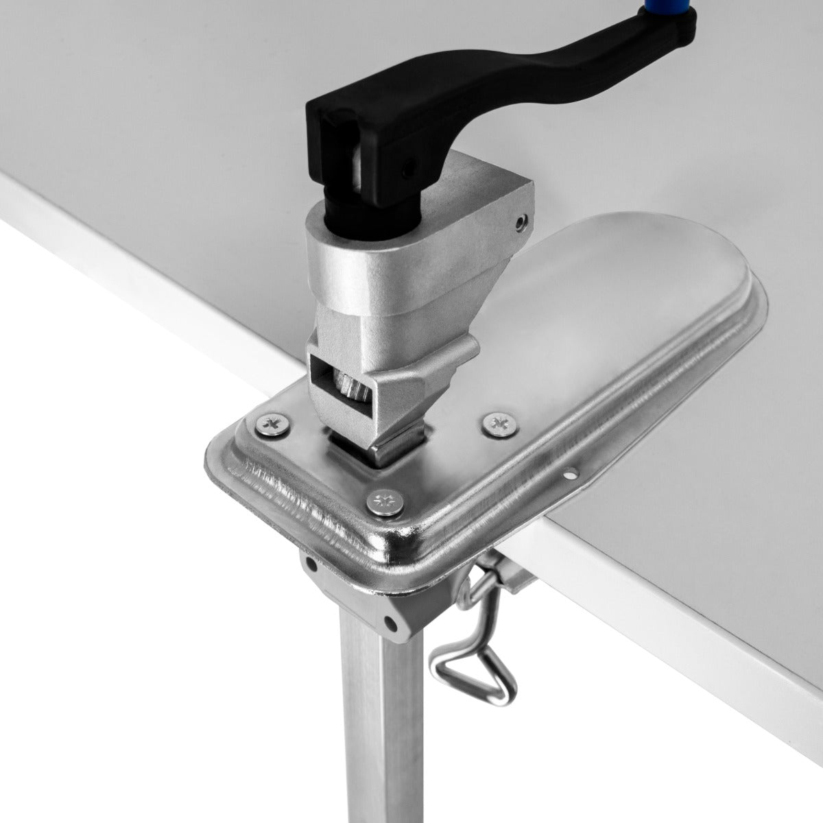 Robuster KuKoo Profi Tischdosenöffner aus Metall mit schwarzem Griff, montiert an einem weißen Tisch, ideal für effizientes Öffnen von Dosen
