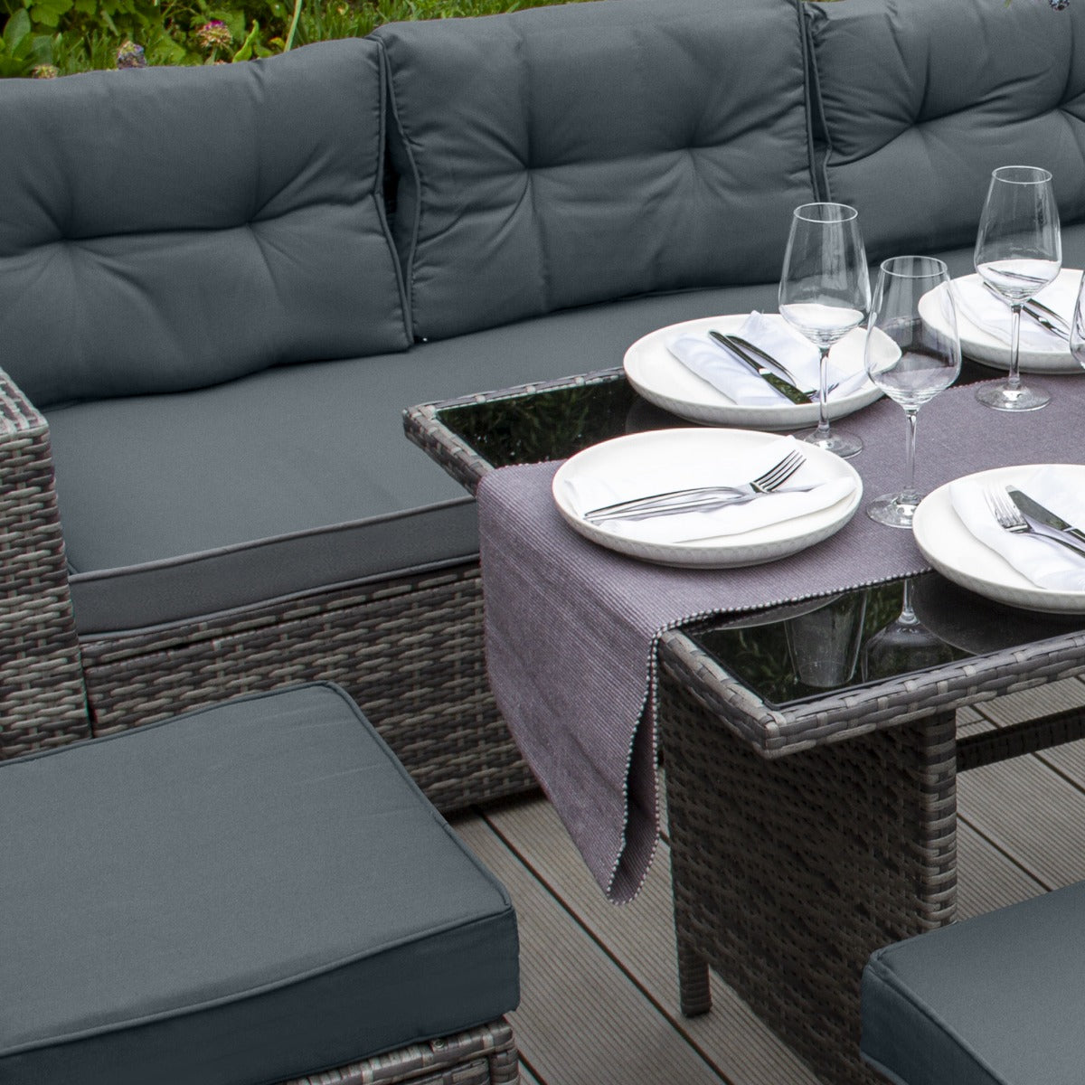 Polyrattan Gartenmöbel Set in Grau mit bequemen Kissen, eleganten Glastisch und gedecktem Tisch für stilvolle Outdoor-Entspannung