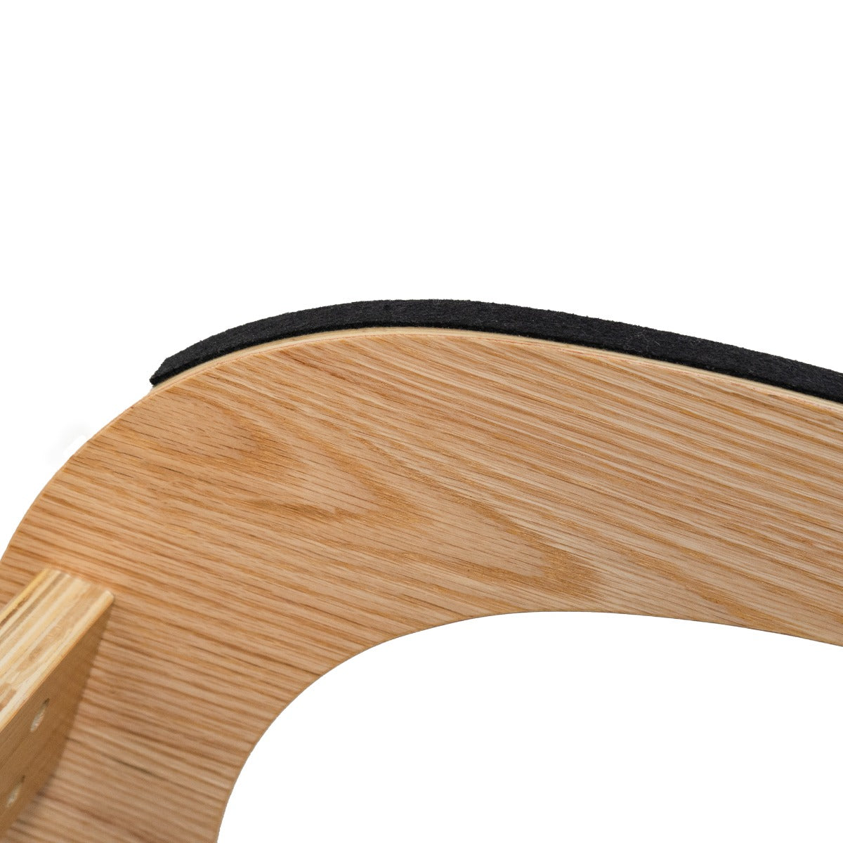 Ergonomischer Kniestuhl aus hellem Holz mit schwarzem, weichem Polster an der oberen Kante für zusätzlichen Komfort und Unterstützung