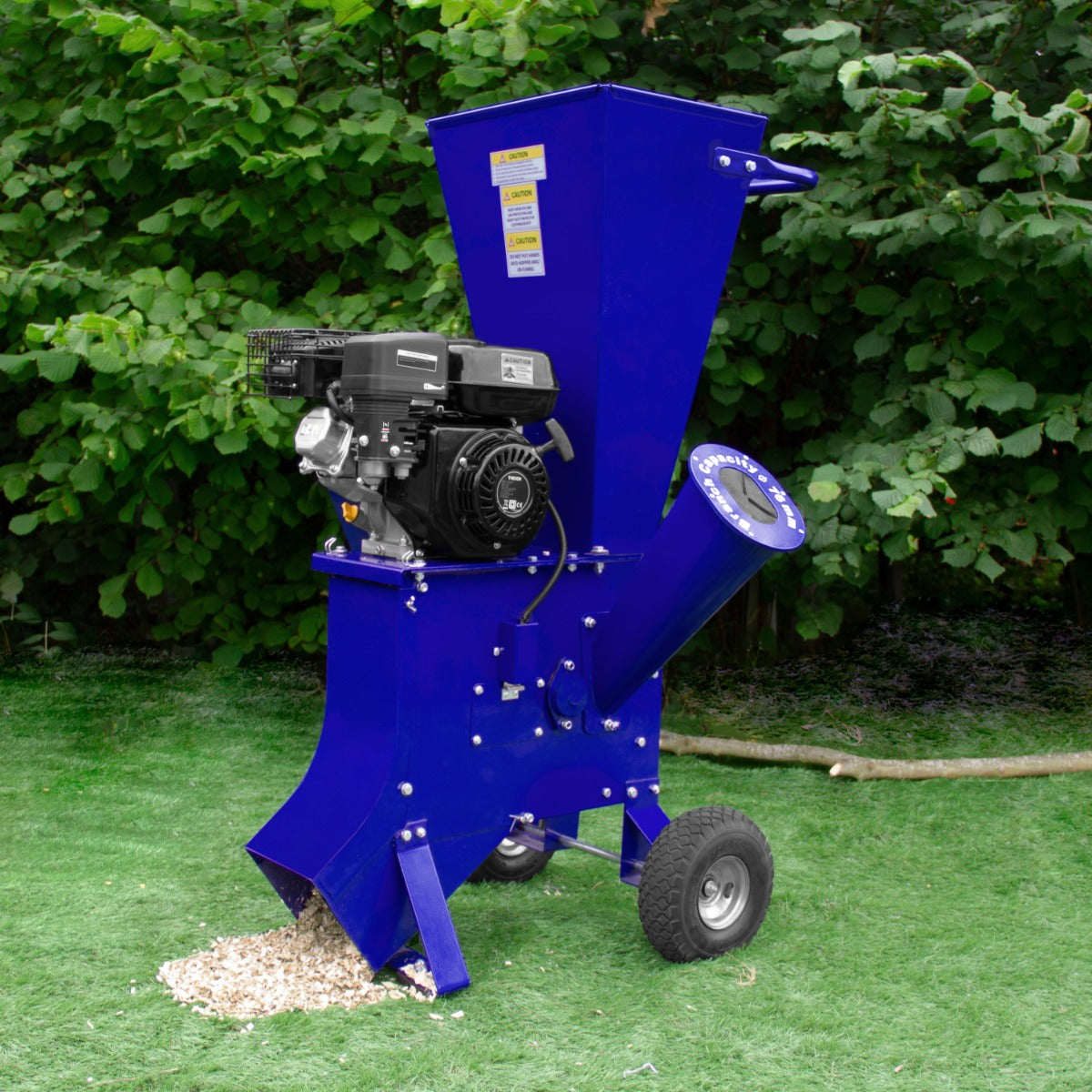 Blauer T-Mech 7PS Holzhäcksler mit robustem Motor, großer Einfüllöffnung und Auswurfrohr, auf grünem Rasen vor üppigem Laub Hintergrund