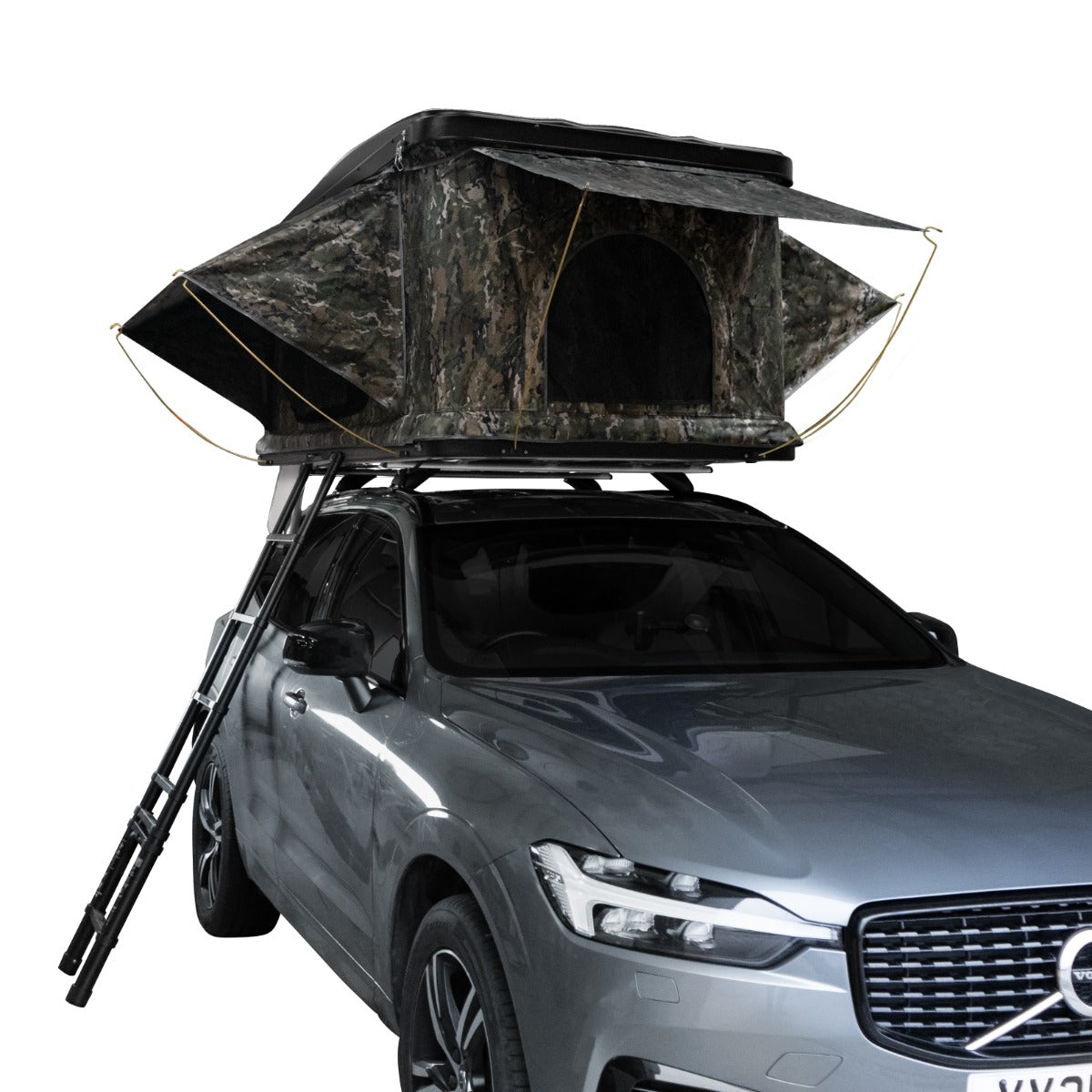 Dachzelt für Autos in Camouflage-Design, montiert auf einem silbernen SUV, mit einer Leiter und einem großen Fenster für Aussicht und Belüftung