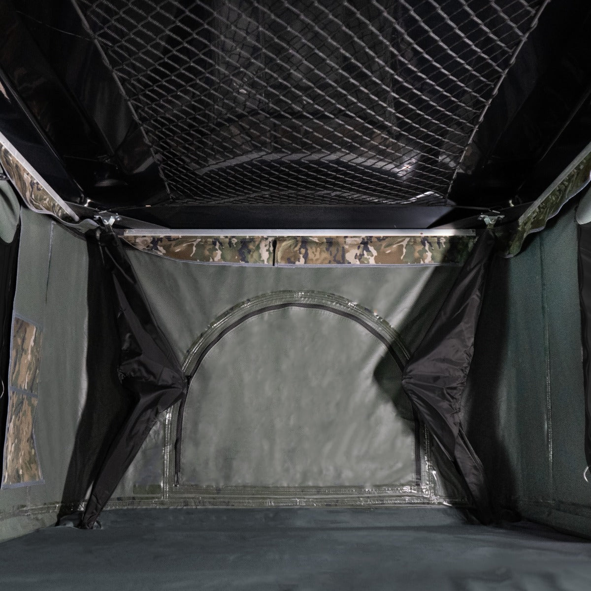 Geräumiges Auto Dachzelt in Camouflage-Design, mit robustem, wasserabweisendem Material und einem Netz für zusätzliche Belüftung und Stauraum