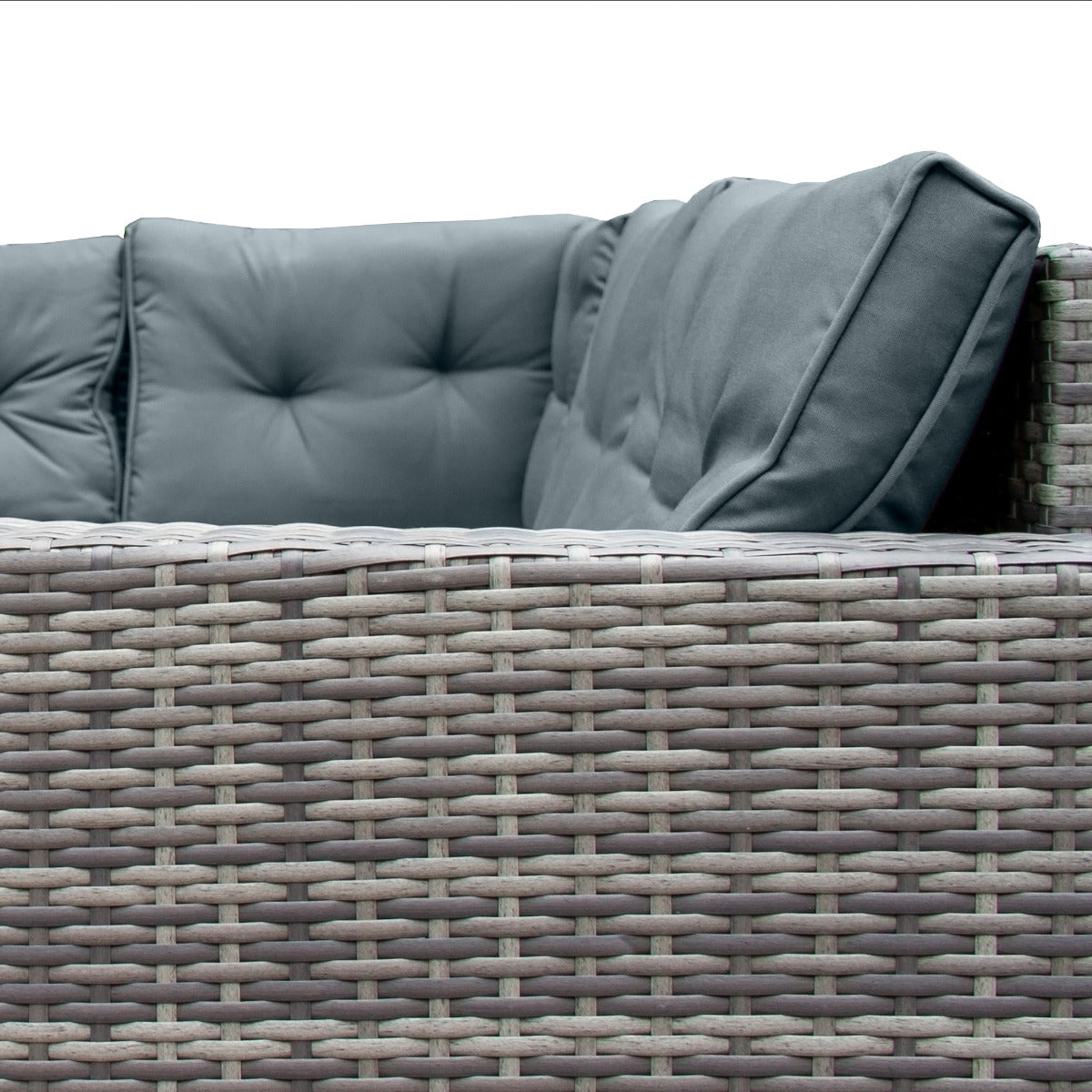 Grau geflochtene Rattan Eckgarnitur mit weichen, grauen Kissen, ideal für den Außenbereich, bietet Komfort und stilvolles Design